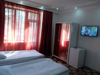Мотели Hotel Noy Горис Двухместный номер с 1 кроватью или 2 отдельными кроватями и балконом-2